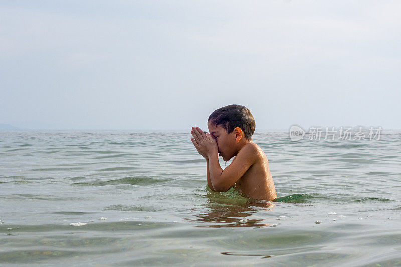 男孩夏天的乐趣在海上