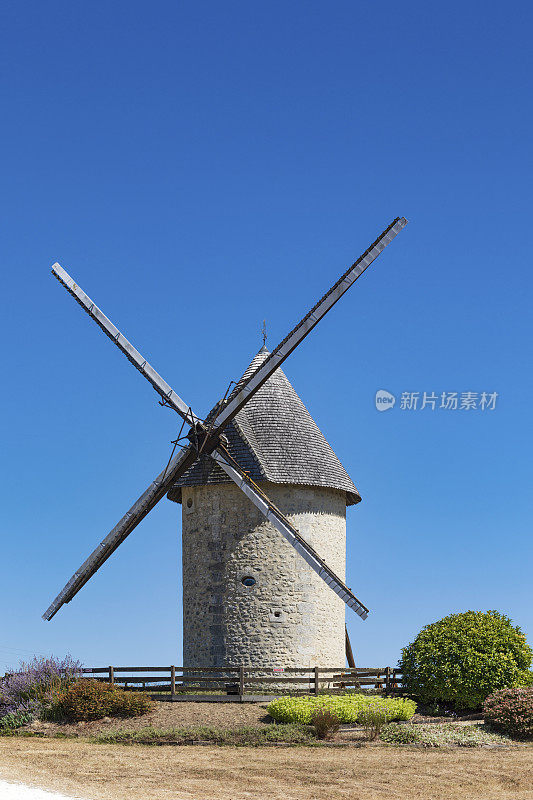 位于法国科涅克市附近的沙朗特地区的古老风车