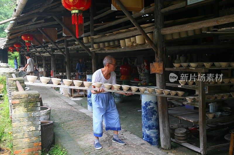 在中国江西景德镇的古陶瓷窑里，工人们正在制作瓷碗