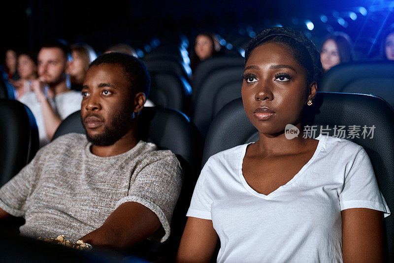 非洲夫妇在电影院享受时光。