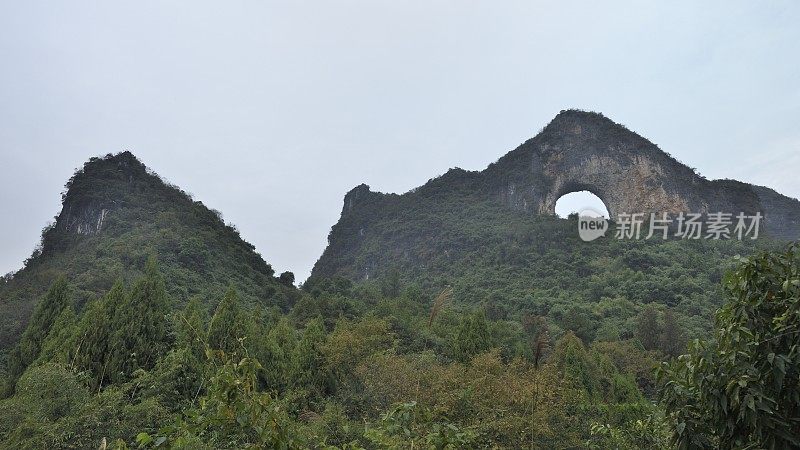 桂林阳朔的“月亮”山