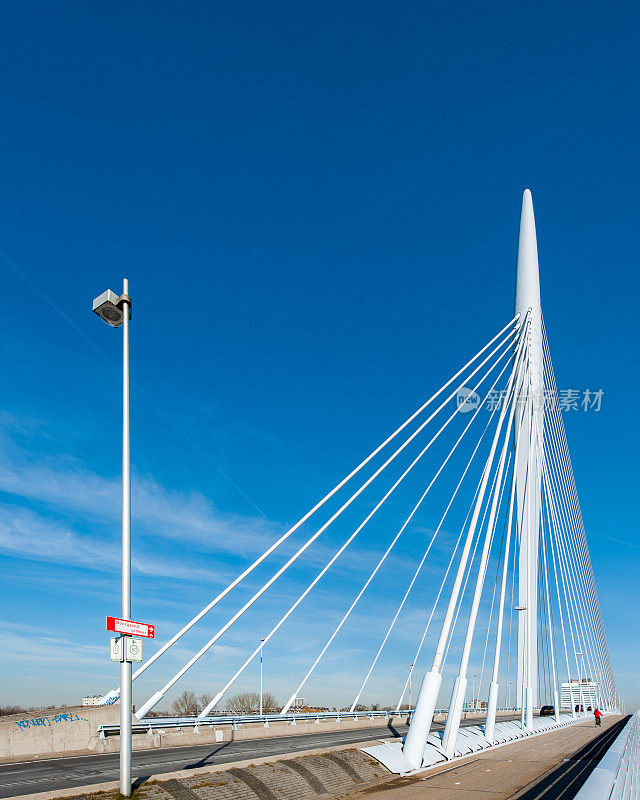 乌得勒支的现代斜拉桥