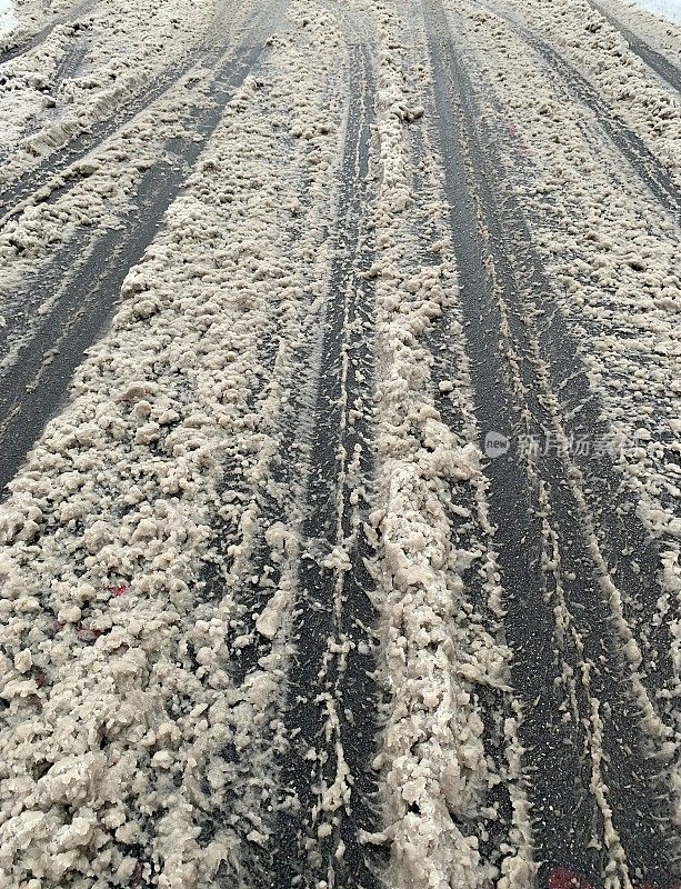 雪灾后泥泞覆盖的道路