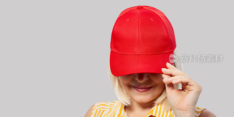 空白红色棒球帽模型模板，戴在妇女头上，孤立，剪切路径。女人在清楚的帽子和t恤模拟举起帽舌的帽子。棉质棒球帽，外送员。