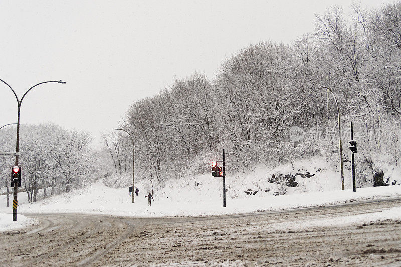 城市公园景观与不明身份的人在暴风雪。