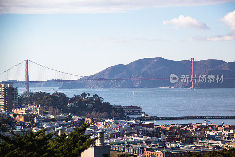 从加州旧金山俄罗斯山眺望金门大桥。