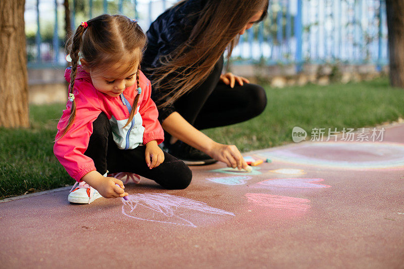 小女孩用粉笔画画