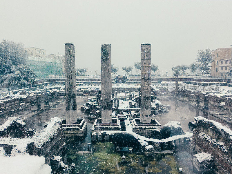 意大利那不勒斯波佐利雪景塞拉皮德纪念碑