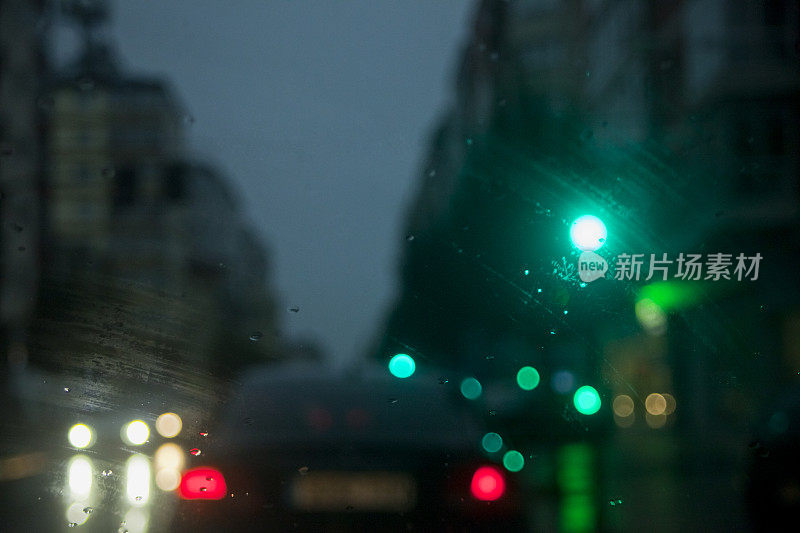 城市在雨天开车。