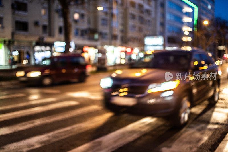 在城市街道上行驶的汽车。