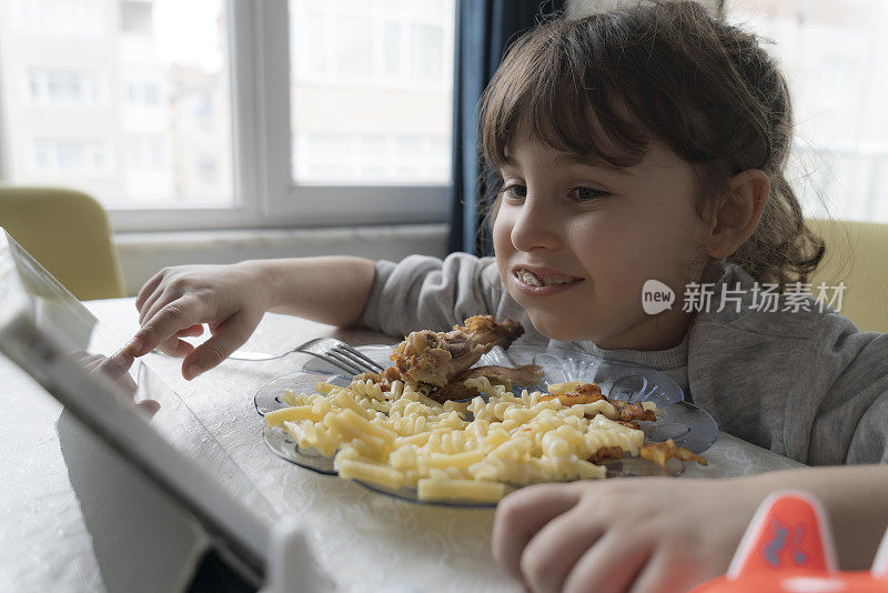 小女孩正在吃鸡肉