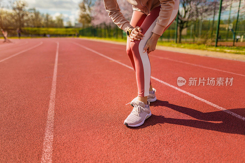 一名膝盖受伤的年轻女子。