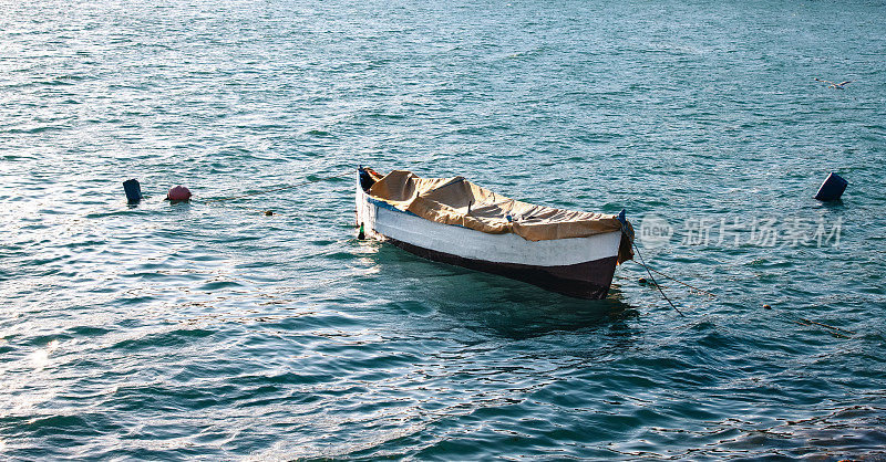 独木舟漂浮在平静的海面上