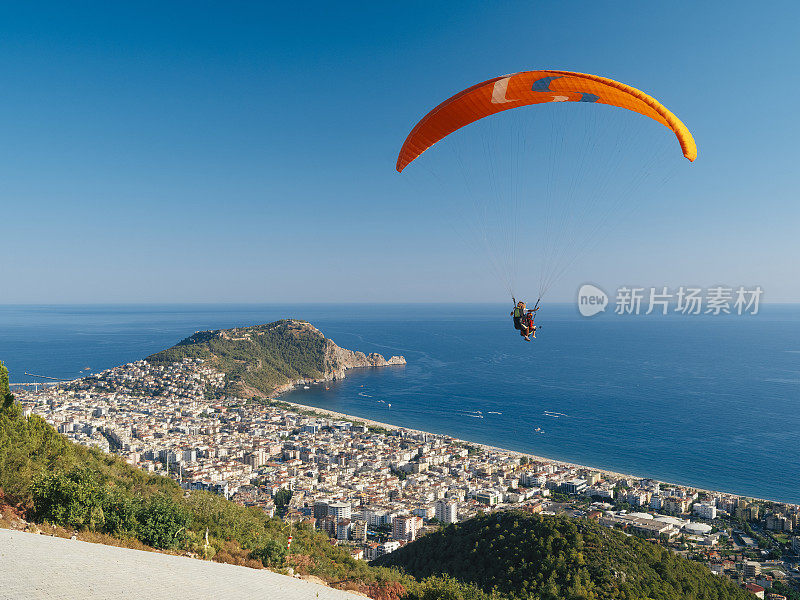 双人滑翔伞在Alanya城市上空飞行