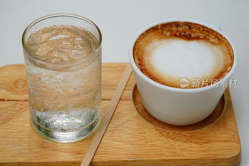 用陶瓷杯热咖啡和冷水