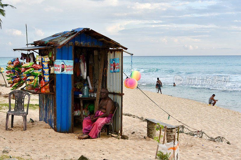 斯里兰卡Hikkaduwa海滩的小亭子