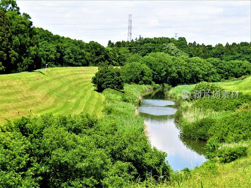 日本。五月大会以运河。绿色背景。