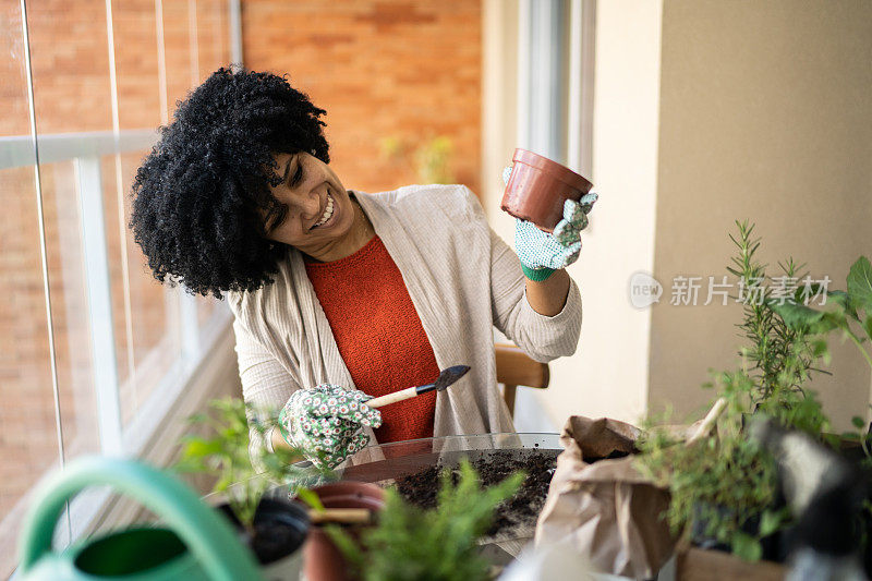 在家里照料植物的妇女