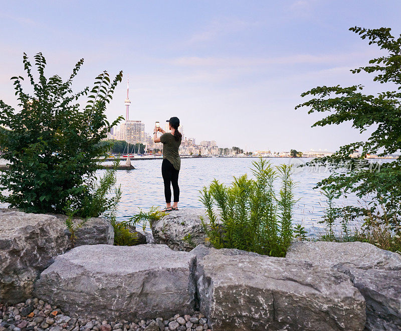 在夏天拍摄多伦多和安大略湖的女人