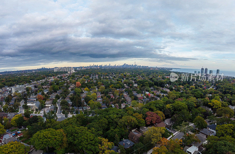 全景多伦多市中心，在明亮的日出和彩云中，翻滚的雾和秋天的树叶，从怡tobicoke俯瞰多伦多市中心