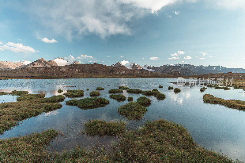 吉尔吉斯斯坦天山夏季湖景