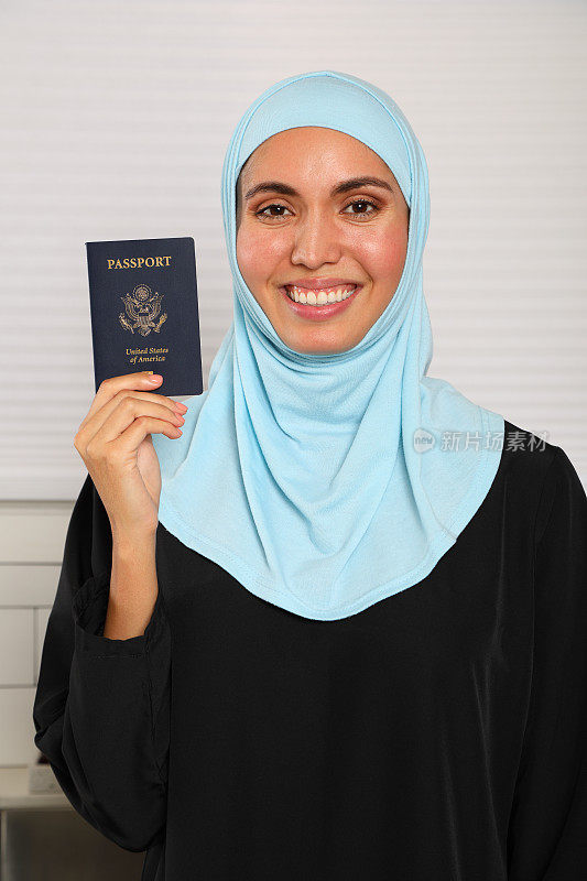 一名中东女子出示护照