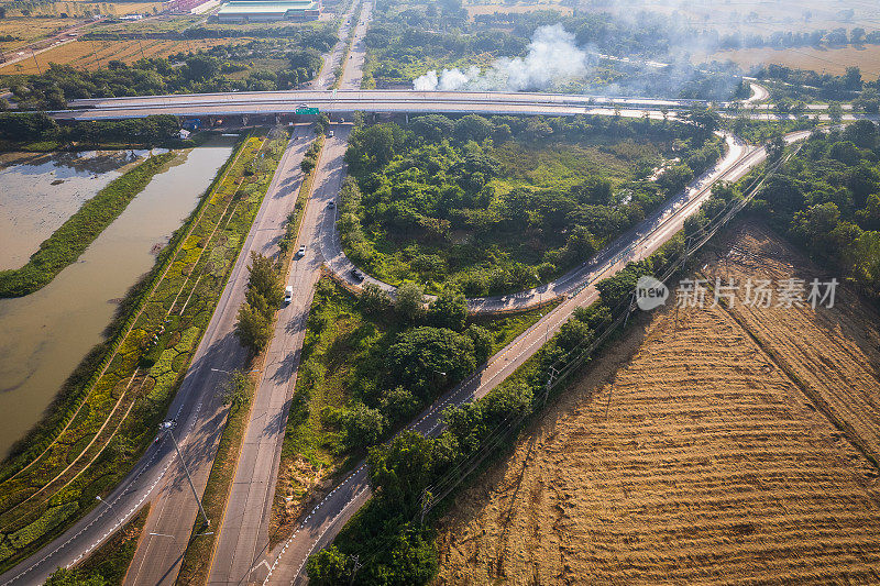 泰国乡村公路十字路口的鸟瞰图