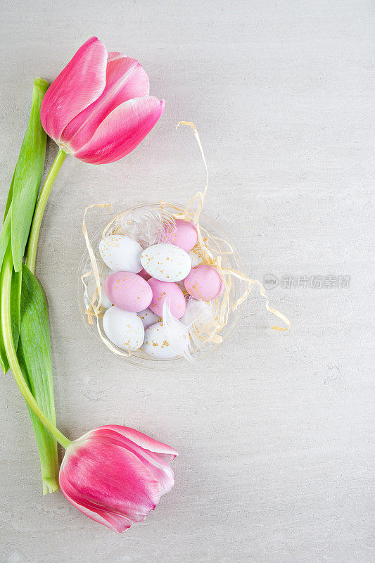 一朵粉红色的郁金香，配上甜甜的巧克力白鸡蛋和粉色鸡蛋。