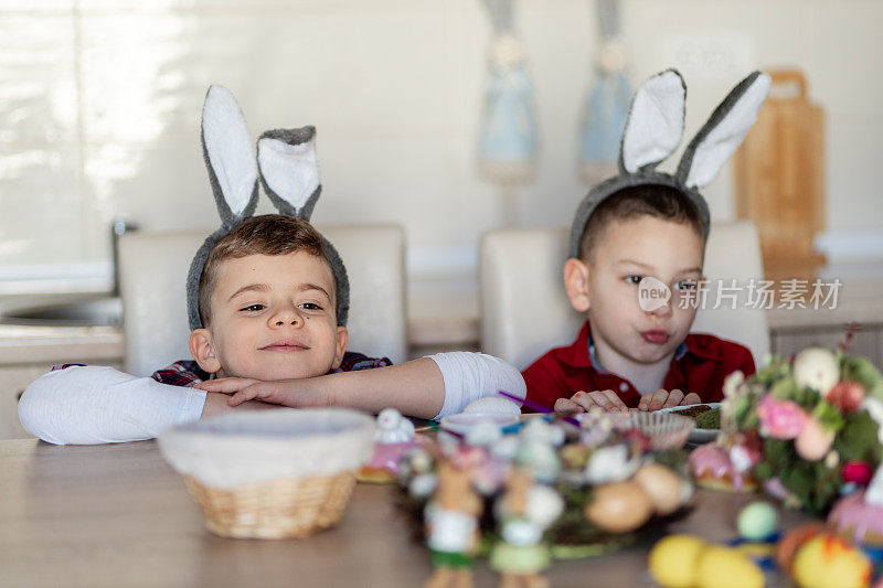 两个小男孩戴着复活节兔子耳朵