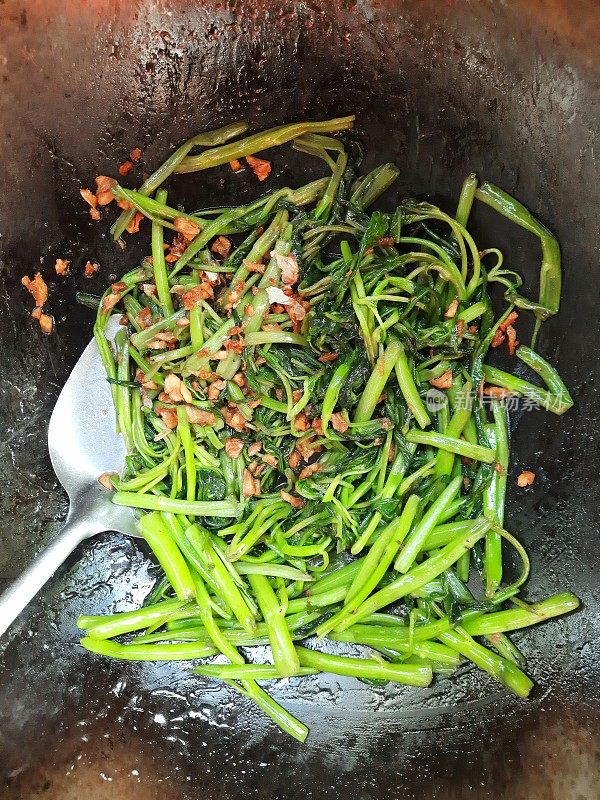 烹饪用旺火炒牵牛花，蔬菜-食物准备。