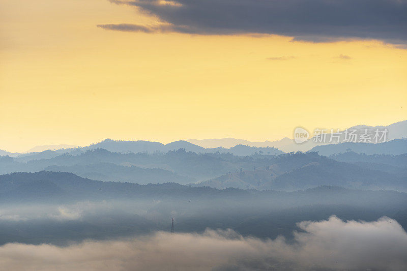 泰国南省邱曼市清晨的雾景