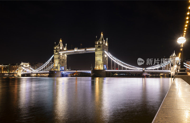 塔桥在日落和泰晤士河照明，伦敦，英国