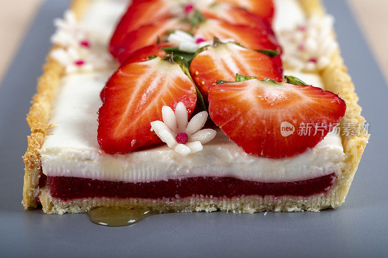 奶油布丁草莓蛋糕。
