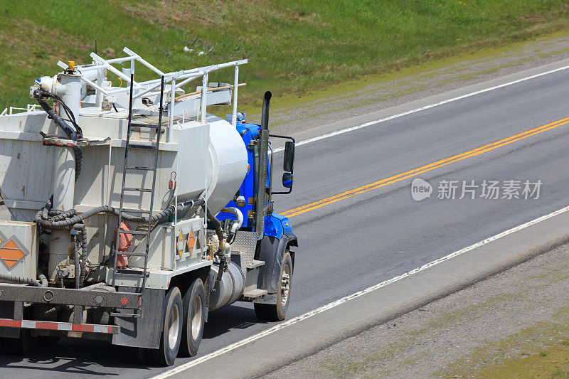 运送肥料的油罐车