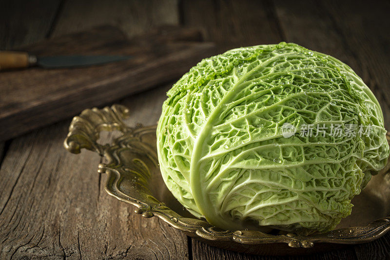 乡村木板上的卷心菜十字花科生叶蔬菜特写