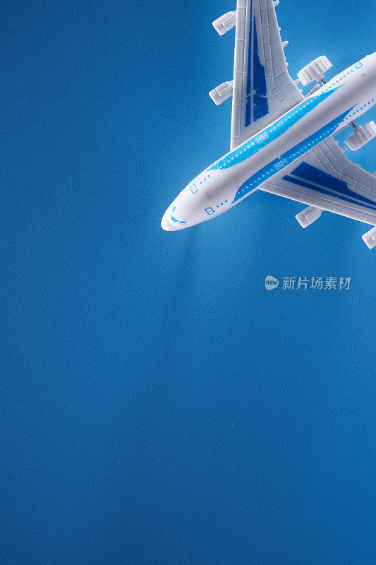 玩具飞机的正上方的蓝色背景