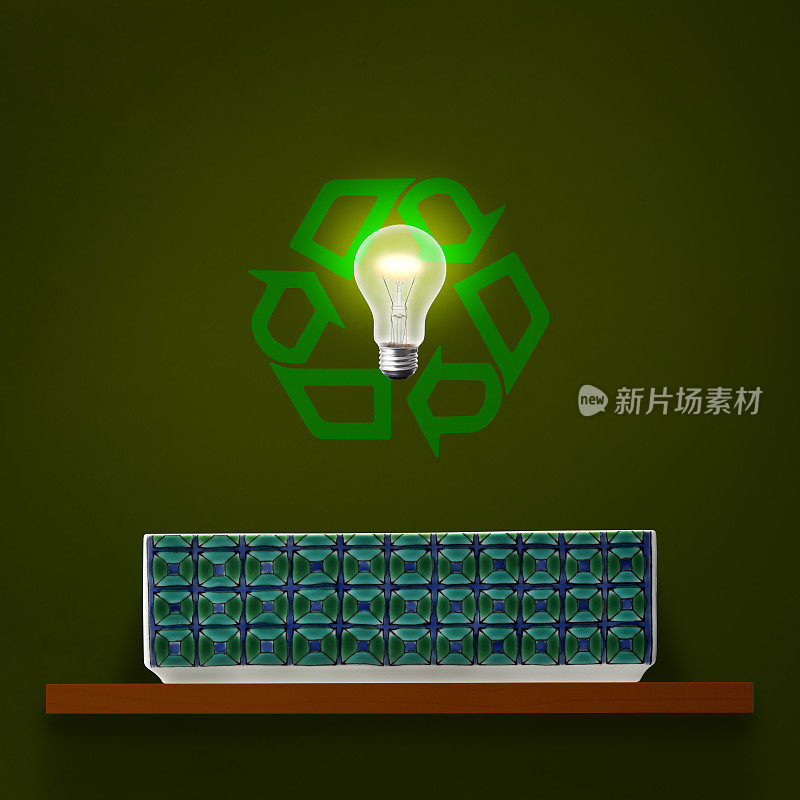 在架子上打开的陶器上方的半空中，有一个带有绿色回收标志的发光灯泡
