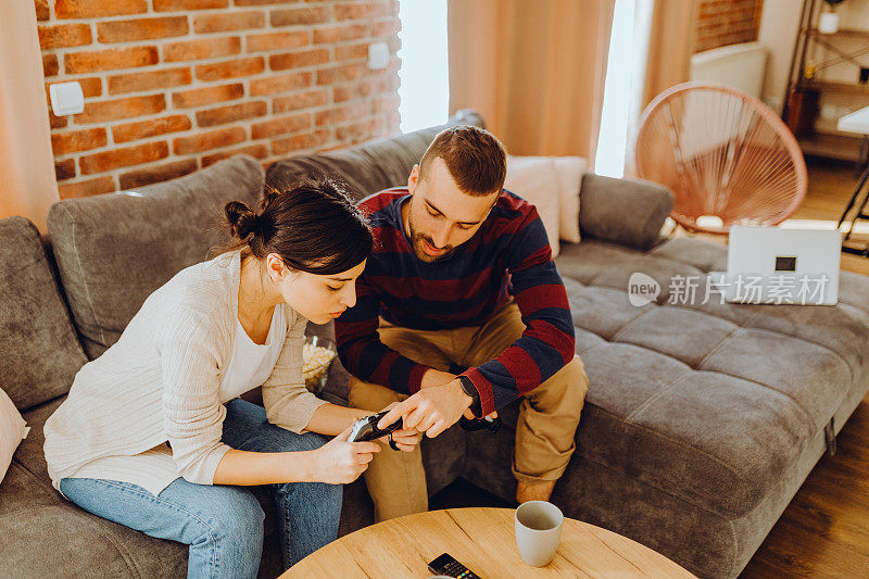 年轻夫妇在空闲时间玩得很开心