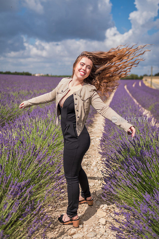 淡紫色的田野里，风吹着她的头发，感觉像自然一样自由