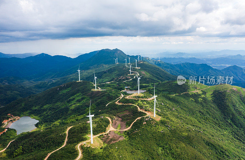 山上的风力发电场景