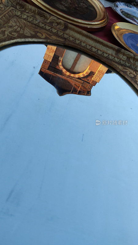 米兰的建筑教堂映在一面蓝天的镜子里