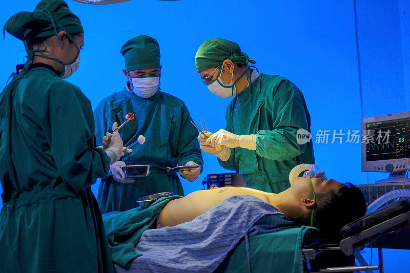 医生在手术室给病人做手术。