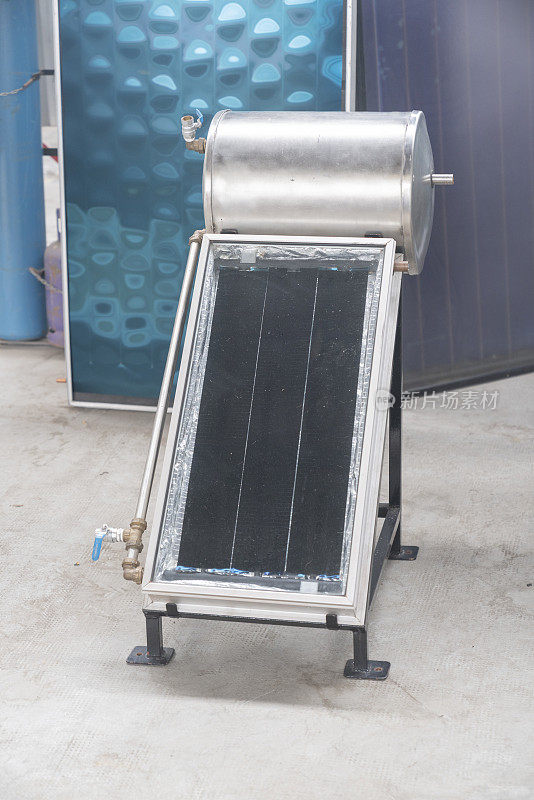 小的热太阳能水加热设备站在一个工厂的陈列室