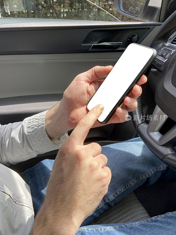 司机在车内使用智能手机(有剪贴路径的屏幕)