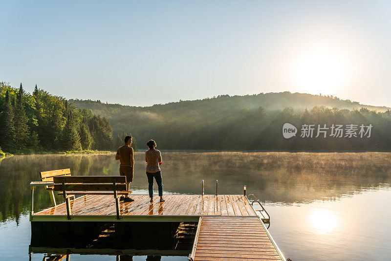 一对夫妇在湖边度假。