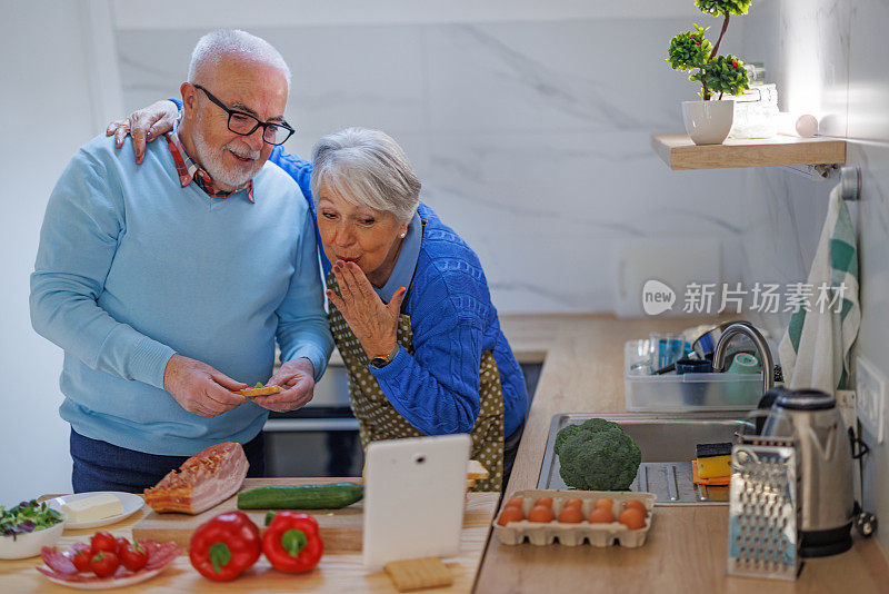 老夫妇在厨房准备健康的饭菜