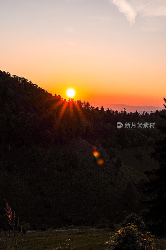 日落山坡徒步风景与阳光山剪影