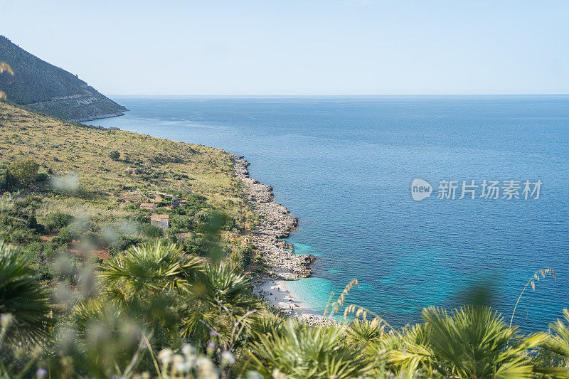 俯瞰郁郁葱葱的山丘、大海和海岸线