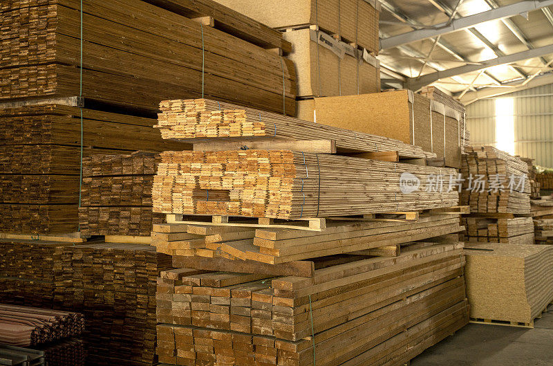 木材场里成堆的木板