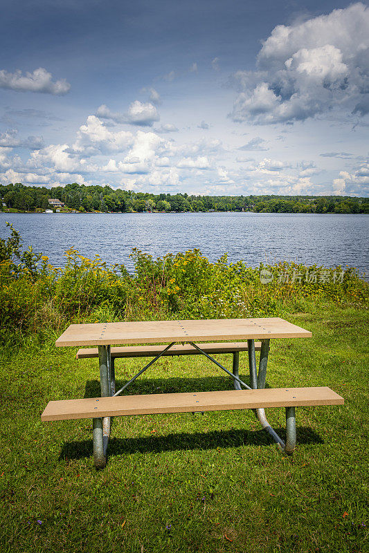 在加拿大亨茨维尔的仙女湖野餐桌